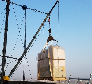  Hoisting of high-rise derrick mast